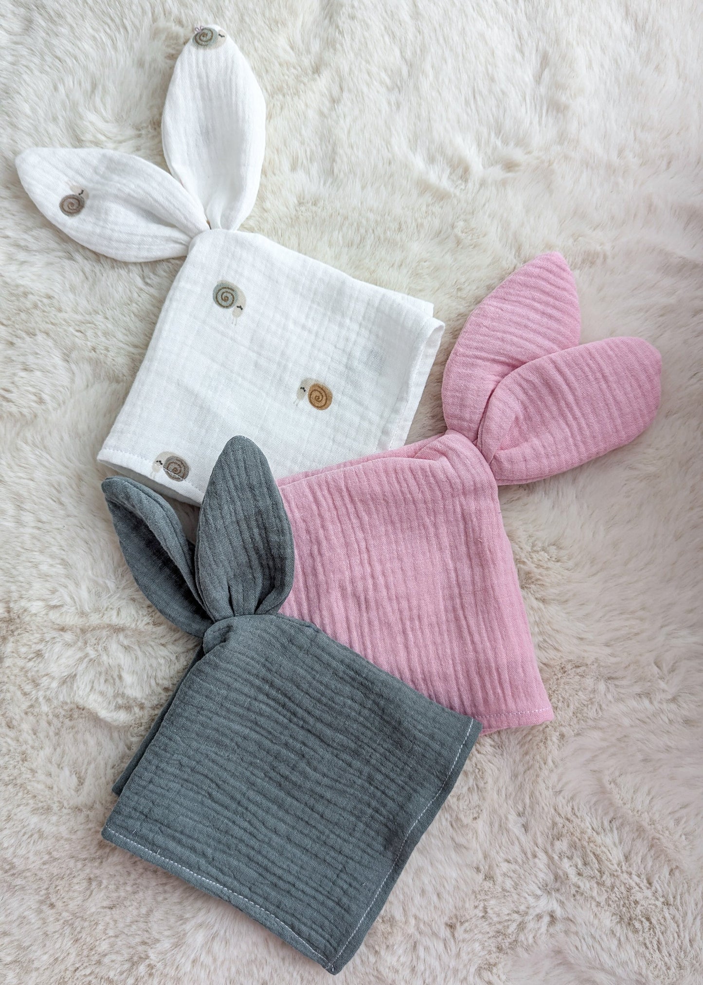 Doudou plat lapin personnalisé en gaze de coton – Brodé au prénom de bébé