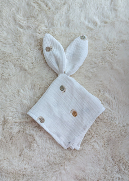 Doudou plat lapin personnalisé en gaze de coton – Brodé au prénom de bébé