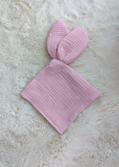 Doudou plat lapin personnalisé en gaze de coton – Brodé au prénom de bébé
