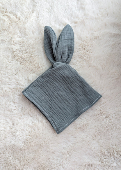 Doudou plat lapin personnalisé en gaze de coton – Brodé au prénom de bébé