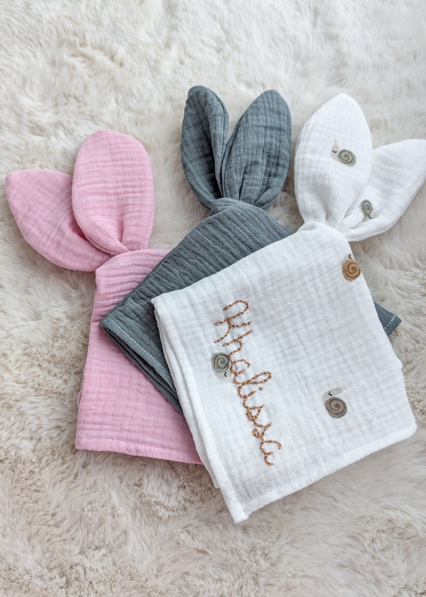 Doudou plat lapin personnalisé en gaze de coton – Brodé au prénom de bébé