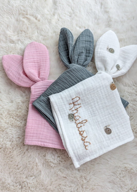 Doudou plat lapin personnalisé en gaze de coton – Brodé au prénom de bébé