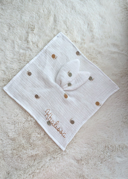Doudou plat lapin personnalisé en gaze de coton – Brodé au prénom de bébé