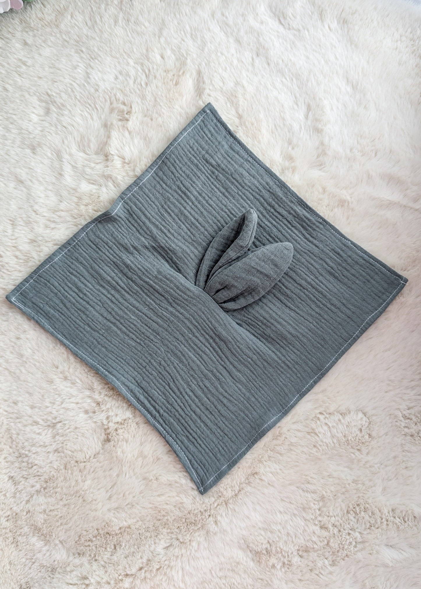 Doudou plat lapin personnalisé en gaze de coton – Brodé au prénom de bébé