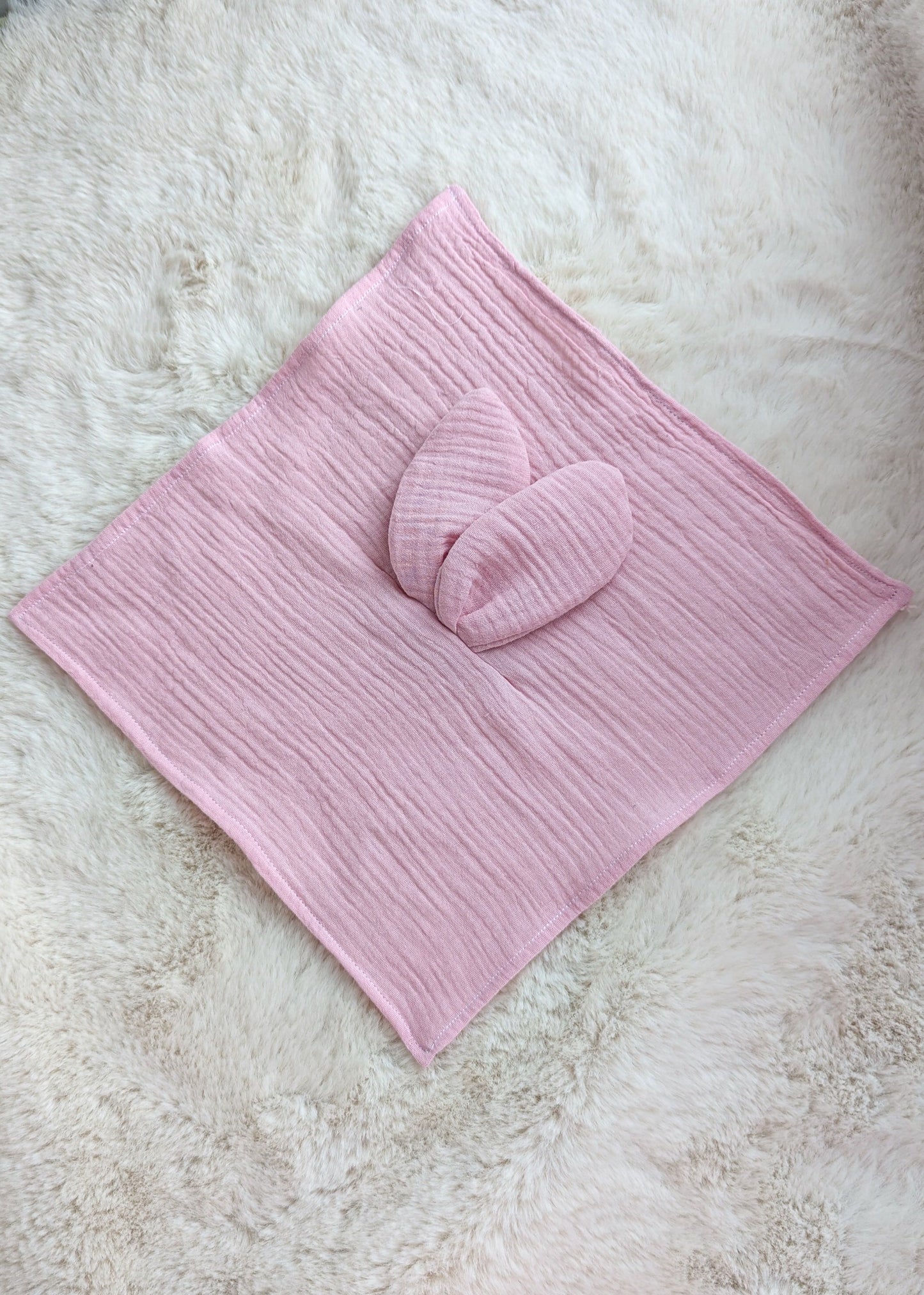 Doudou plat lapin personnalisé en gaze de coton – Brodé au prénom de bébé
