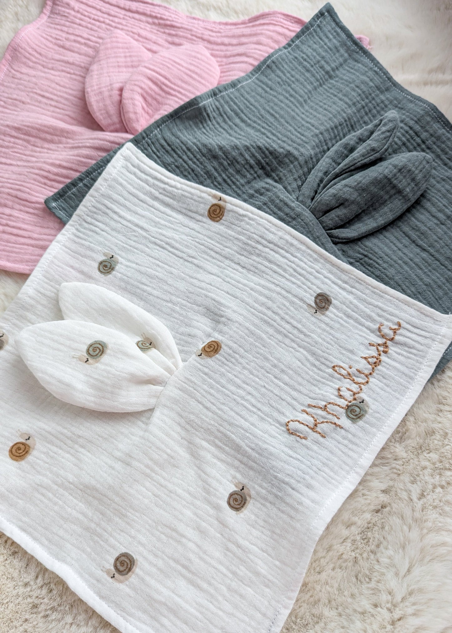 Doudou plat lapin personnalisé en gaze de coton – Brodé au prénom de bébé